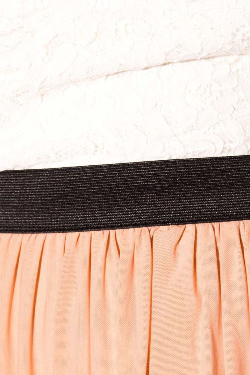 vestido corto skater con falda de vuelo color coral y corpiño blanco